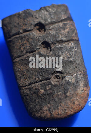 Eine so genannte Brotlaibidol (Lt. Loaf Brot Helden) aus der Frühbronzezeit ist unter herausragende Funde im Grab Hügel "Bornhoeck" am Wallendorfer im südlichen Sachsen-Anhalt, Deutschland, 24 Augsut 2016. Der Bronzezeit Häuptling Grab hat eine Wahrscheinlichkeit von entwerfend hauptsächlich als der Vater der Himmelsscheibe von Nebra (lt.father der Himmelsscheibe von Nebra). Der große Hügel wurde seit 2014 als Teil der Ausbildung Ausgrabungen in Zusammenarbeit mit der Martin-Luther-Universität Halle untersucht. Die Grabhügel mit einem Durchmesser von 65 Metern und einer Höhe von etwa 15 Metern stammt aus Bronze Stockfoto