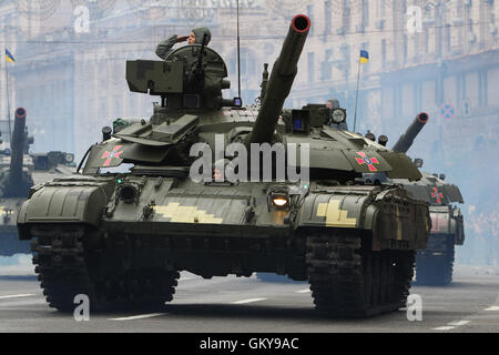 Kiew, Ukraine. 24. August 2016. Ukrainische "Bulat" MBTs Rollen, indem am Platz der Unabhängigkeit von Kiew, Ukraine, 24. August 2016, während einer Parade anlässlich der Feierlichkeiten zum Tag der Unabhängigkeit des Landes. Ukrainer markieren den 25. Jahrestag der Unabhängigkeit der Ukraine von der Sowjetunion im Jahr 1991. Bildnachweis: Sergii Kharchenko/ZUMA Draht/Alamy Live-Nachrichten Stockfoto