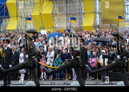 Kiew, Ukraine. 24. August 2016. Eine militärische Einheit der ukrainischen Streitkräfte marschiert um Kiews Unabhängigkeitsplatz, Ukraine, 24. August 2016, während einer Parade anlässlich der Feierlichkeiten zum Tag der Unabhängigkeit des Landes. Ukrainer markieren den 25. Jahrestag der Unabhängigkeit der Ukraine von der Sowjetunion im Jahr 1991. Bildnachweis: Sergii Kharchenko/ZUMA Draht/Alamy Live-Nachrichten Stockfoto