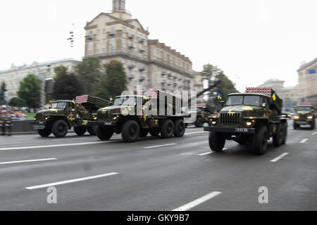 Kiew, Ukraine. 24. August 2016. Ukrainische BM-21 "GRAD" Rollen, indem am Platz der Unabhängigkeit von Kiew, Ukraine, 24. August 2016, während einer Parade anlässlich der Feierlichkeiten zum Tag der Unabhängigkeit des Landes. Ukrainer markieren den 25. Jahrestag der Unabhängigkeit der Ukraine von der Sowjetunion im Jahr 1991. Bildnachweis: Sergii Kharchenko/ZUMA Draht/Alamy Live-Nachrichten Stockfoto