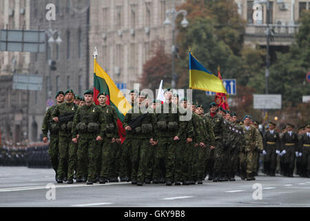 Kiew, Ukraine. 24. August 2016. Eine militärische Einheit der ukrainischen Streitkräfte marschiert um Kiews Unabhängigkeitsplatz, Ukraine, 24. August 2016, während einer Parade anlässlich der Feierlichkeiten zum Tag der Unabhängigkeit des Landes. Ukrainer markieren den 25. Jahrestag der Unabhängigkeit der Ukraine von der Sowjetunion im Jahr 1991. Bildnachweis: Sergii Kharchenko/ZUMA Draht/Alamy Live-Nachrichten Stockfoto