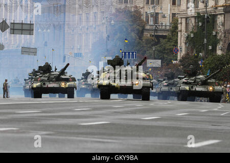 Kiew, Ukraine. 24. August 2016. Ukrainische "Bulat" MBTs Rollen, indem am Platz der Unabhängigkeit von Kiew, Ukraine, 24. August 2016, während einer Parade anlässlich der Feierlichkeiten zum Tag der Unabhängigkeit des Landes. Ukrainer markieren den 25. Jahrestag der Unabhängigkeit der Ukraine von der Sowjetunion im Jahr 1991. Bildnachweis: Sergii Kharchenko/ZUMA Draht/Alamy Live-Nachrichten Stockfoto