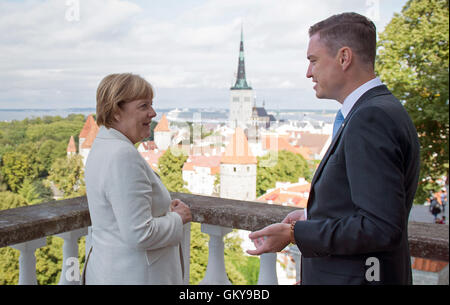 Tallinn, Estland. 24. August 2016. HANDOUT - ein Handout Bild verfügbar 24. August 2016 zeigt deutsche Bundeskanzlerin Angela Merkel (CDU) und der estnische Ministerpräsident Taavi Roivas Chating am Anfang ihres Treffens auf dem Balkon des Stenbock House, die Staatskanzlei in Tallinn, Estland. Foto: GUIDO BERGMANN/BUNDESREGIERUNG/DPA / (Achtung Redaktion: für redaktionelle Verwendung nur im Zusammenhang mit aktueller Berichterstattung / Kreditkarte obligatorisch: Foto: GUIDO BERGMANN/BUNDESREGIERUNG/DPA/Credit: Dpa picture-Alliance/Alamy Live News Stockfoto