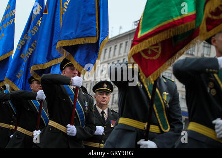 Kiew, Ukraine. 24. August 2016. Eine militärische Einheit der ukrainischen Streitkräfte marschiert um Kiews Unabhängigkeitsplatz, Ukraine, 24. August 2016, während einer Parade anlässlich der Feierlichkeiten zum Tag der Unabhängigkeit des Landes. Ukrainer markieren den 25. Jahrestag der Unabhängigkeit der Ukraine von der Sowjetunion im Jahr 1991. Bildnachweis: Sergii Kharchenko/ZUMA Draht/Alamy Live-Nachrichten Stockfoto