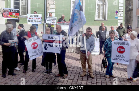 Tallinn, Estland. 24. August 2016. Mit Plakaten gegen die Flüchtlingspolitik der Bundeskanzlerin Angela Merkel demonstrieren Mitglieder der rechtsextremen estnische Partei vor der Kathedrale in Tallinn, Estland, 24. August 2016. Bundeskanzlerin Merkel und Premierminister Roivas treffen später zu Gesprächen. Foto: Alexander Welscher/Dpa/Alamy Live News Stockfoto