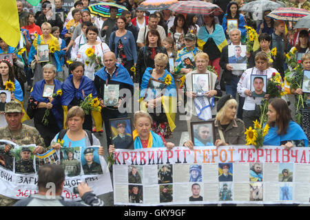 Kiew, Ukraine. 24. August 2016. Kämpfer der Freiwilligen Bataillone, Angehörigen der getötet während der Kämpfe im Donbass März Innenstadt von Kiew mit '' die Prozession OFA Invincibles'' 24. August 2016 anlässlich des Landes den Unabhängigkeitstag feiern. Ukrainer markieren den 25. Jahrestag der Unabhängigkeit der Ukraine von der Sowjetunion im Jahr 1991. Bildnachweis: Sergii Kharchenko/ZUMA Draht/Alamy Live-Nachrichten Stockfoto