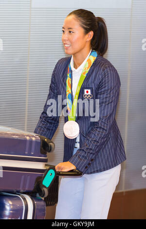 Tokio, Japan. 24. August 2016. Rio 2016 Olympischen Synchronized Swimming Team Bronze Medaillenträger Yukiko Inui kommt am Tokyo International Airport am 24. August 2016, Tokio, Japan. Hunderte Fans warteten darauf, in der Nähe von Sport-Stars, die Rückkehr von den Olympischen Spielen 2016 in Rio bekommen. Bildnachweis: Rodrigo Reyes Marin/AFLO/Alamy Live-Nachrichten Stockfoto