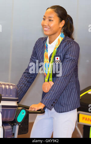 Tokio, Japan. 24. August 2016. Rio 2016 Olympischen Synchronized Swimming Team Bronze Medaillenträger Risako Mitsui kommt am Tokyo International Airport am 24. August 2016, Tokio, Japan. Hunderte Fans warteten darauf, in der Nähe von Sport-Stars, die Rückkehr von den Olympischen Spielen 2016 in Rio bekommen. Bildnachweis: Rodrigo Reyes Marin/AFLO/Alamy Live-Nachrichten Stockfoto
