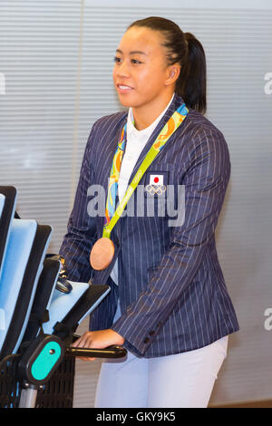 Tokio, Japan. 24. August 2016. Rio 2016 Olympischen Synchronized Swimming Team Bronze Medaillenträger Kurumi Yoshida kommt am Tokyo International Airport am 24. August 2016, Tokio, Japan. Hunderte Fans warteten darauf, in der Nähe von Sport-Stars, die Rückkehr von den Olympischen Spielen 2016 in Rio bekommen. Bildnachweis: Rodrigo Reyes Marin/AFLO/Alamy Live-Nachrichten Stockfoto