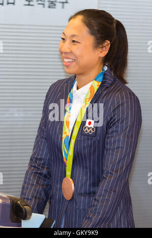 Tokio, Japan. 24. August 2016. Rio 2016 Olympischen Synchronized Swimming Team Bronze Medaillenträger Aika Hakoyama kommt am Tokyo International Airport am 24. August 2016, Tokio, Japan. Hunderte Fans warteten darauf, in der Nähe von Sport-Stars, die Rückkehr von den Olympischen Spielen 2016 in Rio bekommen. Bildnachweis: Rodrigo Reyes Marin/AFLO/Alamy Live-Nachrichten Stockfoto