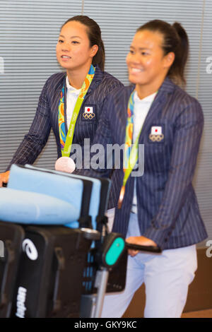 Tokio, Japan. 24. August 2016. Synchronschwimmen in Rio 2016 Olympischen Team Bronzemedaillengewinner Kei Marumo, links, kommt am Tokyo International Airport am 24. August 2016, Tokio, Japan. Hunderte Fans warteten darauf, in der Nähe von Sport-Stars, die Rückkehr von den Olympischen Spielen 2016 in Rio bekommen. Bildnachweis: Rodrigo Reyes Marin/AFLO/Alamy Live-Nachrichten Stockfoto