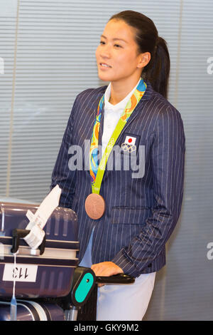 Tokio, Japan. 24. August 2016. Rio 2016 Olympischen Synchronized Swimming Team Bronze Medaillenträger Kanami Nakamaki kommt am Tokyo International Airport am 24. August 2016, Tokio, Japan. Hunderte Fans warteten darauf, in der Nähe von Sport-Stars, die Rückkehr von den Olympischen Spielen 2016 in Rio bekommen. Bildnachweis: Rodrigo Reyes Marin/AFLO/Alamy Live-Nachrichten Stockfoto