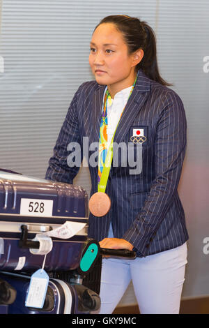 Tokio, Japan. 24. August 2016. Rio 2016 Olympischen Synchronized Swimming Team Bronze Medaillenträger Aiko Hayashi kommt am Tokyo International Airport am 24. August 2016, Tokio, Japan. Hunderte Fans warteten darauf, in der Nähe von Sport-Stars, die Rückkehr von den Olympischen Spielen 2016 in Rio bekommen. Bildnachweis: Rodrigo Reyes Marin/AFLO/Alamy Live-Nachrichten Stockfoto
