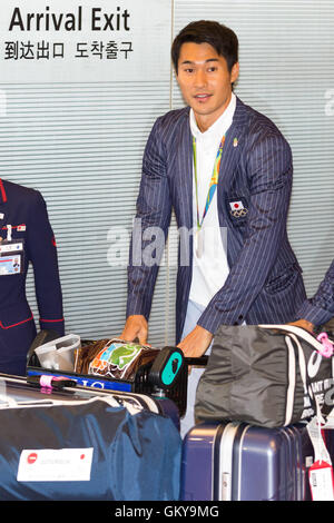 Tokio, Japan. 24. August 2016. Rio 2016 Olympischen Leichtathletik Männer 4x100m Staffel Silber Medaillengewinner Shota Iizuka kommt am Tokyo International Airport am 24. August 2016, Tokio, Japan. Hunderte Fans warteten darauf, in der Nähe von Sport-Stars, die Rückkehr von den Olympischen Spielen 2016 in Rio bekommen. Bildnachweis: Rodrigo Reyes Marin/AFLO/Alamy Live-Nachrichten Stockfoto