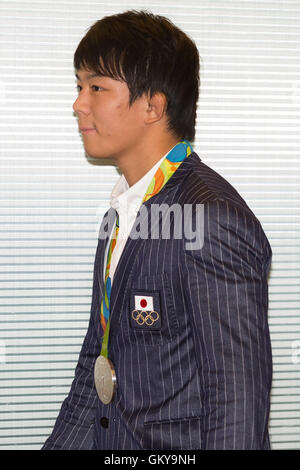 Tokio, Japan. 24. August 2016. Rio 2016 Olympischen Männer Wrestling Freestyle 57kg Silber Medaillengewinner Rei Higuchi kommt am Tokyo International Airport am 24. August 2016, Tokio, Japan. Hunderte Fans warteten darauf, in der Nähe von Sport-Stars, die Rückkehr von den Olympischen Spielen 2016 in Rio bekommen. Bildnachweis: Rodrigo Reyes Marin/AFLO/Alamy Live-Nachrichten Stockfoto