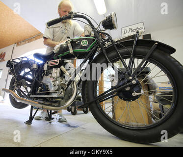 Michael Sander präsentiert in seiner Werkstatt ein D Fahrrad R04 ab 1925 in Egsdorf, Deutschland, 23. August 2016. Sander hat liebevoll restauriert Motorrad bis ins kleinste Detail diente als Beleuchtung eine Karbidlampe an deutschen Motor Werke A.G. Foto: Wolfgang Kumm/Dpa Stockfoto