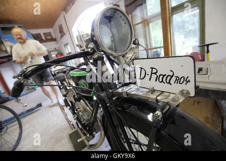 Michael Sander präsentiert in seiner Werkstatt ein D Fahrrad R04 ab 1925 in Egsdorf, Deutschland, 23. August 2016. Sander hat liebevoll restauriert Motorrad bis ins kleinste Detail diente als Beleuchtung eine Karbidlampe an deutschen Motor Werke A.G. Foto: Wolfgang Kumm/Dpa Stockfoto