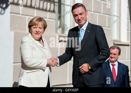 Tallinn, Estland, 24. August 2016. Deutsche Bundeskanzlerin Angela Merkel (L) ist Welkomed von Estonian Prime Minister Taavi Roivas (R) vor ihrem Treffen im Steinböckchen House. Die Zukunft der Europäischen Union nach dem Austritt wird das Hauptthema ihres Treffens. Estland wird Gastgeber der die Präsidentschaft des Rates der Europäischen Union in der zweiten Hälfte des 2017, das zum ersten Mal. Bildnachweis: Nicolas Bouvy/Alamy Live-Nachrichten Stockfoto