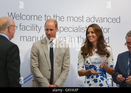 Luton, Bedfordshire, UK. 24. August 2016. Der Herzog und die Herzogin von Cambridge besuchen Hayward Tyler und öffnen ihre Centre of Excellence Credit: Neville Stile/Alamy Live News Stockfoto