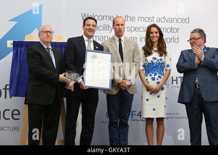 Luton, Bedfordshire, UK. 24. August 2016. Der Herzog und die Herzogin von Cambridge besuchen Hayward Tyler und öffnen ihre Centre of Excellence Credit: Neville Stile/Alamy Live News Stockfoto