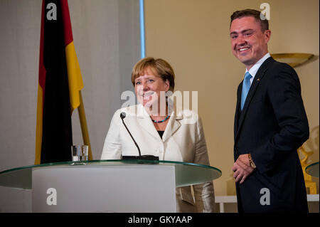 Tallinn, Estland, 24. August 2016. Deutsche Bundeskanzlerin Angela Merkel (L) begrüßt Estonian Prime Minister Taavi Roivas (R) nach ihrem Treffen am Steinböckchen Haus. Die Zukunft der Europäischen Union nach dem Austritt wird das Hauptthema ihres Treffens. Estland wird Gastgeber der die Präsidentschaft des Rates der Europäischen Union in der zweiten Hälfte des 2017, das zum ersten Mal. Bildnachweis: Nicolas Bouvy/Alamy Live-Nachrichten Stockfoto