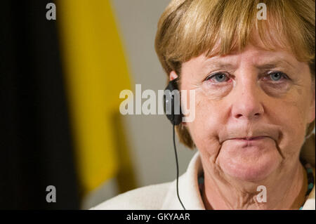 Tallinn, Estland, 24. August 2016. Bundeskanzlerin Angela Merkel Adressen die Medien nach einem Treffen mit Premierminister Taavi Roivas (nicht abgebildet) Steinböckchen House. Die Zukunft der Europäischen Union nach dem Austritt wird das Hauptthema ihres Treffens. Estland wird Gastgeber der die Präsidentschaft des Rates der Europäischen Union in der zweiten Hälfte des 2017, das zum ersten Mal. Bildnachweis: Nicolas Bouvy/Alamy Live-Nachrichten Stockfoto