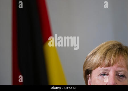 Tallinn, Estland, 24. August 2016. Bundeskanzlerin Angela Merkel Adressen die Medien nach einem Treffen mit Premierminister Taavi Roivas (nicht abgebildet) Steinböckchen House. Die Zukunft der Europäischen Union nach dem Austritt wird das Hauptthema ihres Treffens. Estland wird Gastgeber der die Präsidentschaft des Rates der Europäischen Union in der zweiten Hälfte des 2017, das zum ersten Mal. Bildnachweis: Nicolas Bouvy/Alamy Live-Nachrichten Stockfoto