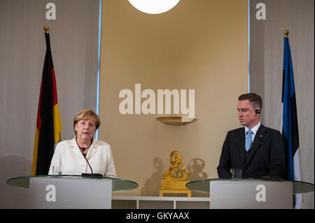 Tallinn, Estland, 24. August 2016. Deutsche Bundeskanzlerin Angela Merkel (L) Adressen die Medien nach einem Treffen mit Estonian Prime Minister Taavi Roivas (R) im Steinböckchen House. Die Zukunft der Europäischen Union nach dem Austritt wird das Hauptthema ihres Treffens. Estland wird Gastgeber der die Präsidentschaft des Rates der Europäischen Union in der zweiten Hälfte des 2017, das zum ersten Mal. Bildnachweis: Nicolas Bouvy/Alamy Live-Nachrichten Stockfoto