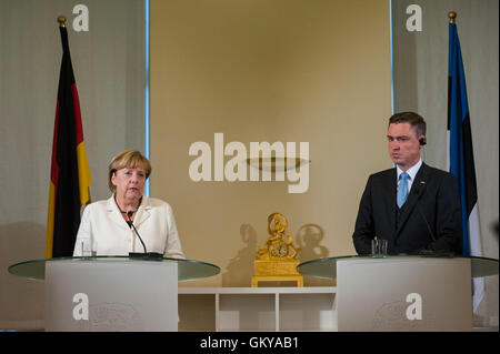 Tallinn, Estland, 24. August 2016. Deutsche Bundeskanzlerin Angela Merkel (L) Adressen die Medien nach einem Treffen mit Estonian Prime Minister Taavi Roivas (R) im Steinböckchen House. Die Zukunft der Europäischen Union nach dem Austritt wird das Hauptthema ihres Treffens. Estland wird Gastgeber der die Präsidentschaft des Rates der Europäischen Union in der zweiten Hälfte des 2017, das zum ersten Mal. Bildnachweis: Nicolas Bouvy/Alamy Live-Nachrichten Stockfoto