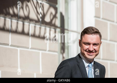 Tallinn, Estland, 24. August 2016. Estnische Ministerpräsident Taavi Roivas Lächeln als er wartet auf die deutsche Bundeskanzlerin Angela Merkel kommt zu Steinböckchen Haus. Die Zukunft der Europäischen Union nach dem Austritt wird das Hauptthema ihres Treffens. Estland wird Gastgeber der die Präsidentschaft des Rates der Europäischen Union in der zweiten Hälfte des 2017, das zum ersten Mal. Bildnachweis: Nicolas Bouvy/Alamy Live-Nachrichten Stockfoto