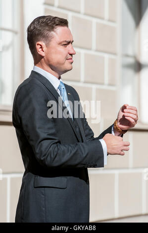 Tallinn, Estland, 24. August 2016. Estnische Ministerpräsident Taavi Roivas bereitet, wie er für die deutsche Bundeskanzlerin Angela Merkel kommt zu Steinböckchen Haus wartet. Die Zukunft der Europäischen Union nach dem Austritt wird das Hauptthema ihres Treffens. Estland wird Gastgeber der die Präsidentschaft des Rates der Europäischen Union in der zweiten Hälfte des 2017, das zum ersten Mal. Bildnachweis: Nicolas Bouvy/Alamy Live-Nachrichten Stockfoto