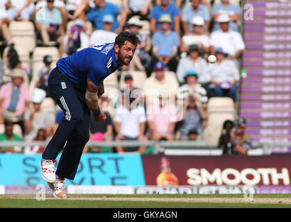 Ageas Schüssel, Southampton, UK. 24. August 2016. 1. royal London eintägigen internationalen Cricket. England gegen Pakistan. Englands Liam Plunkett Schalen Credit: Action Plus Sport/Alamy Live News Stockfoto