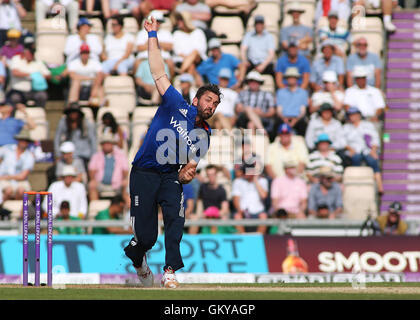 Ageas Schüssel, Southampton, UK. 24. August 2016. 1. royal London eintägigen internationalen Cricket. England gegen Pakistan. Englands Liam Plunkett Schalen Credit: Action Plus Sport/Alamy Live News Stockfoto