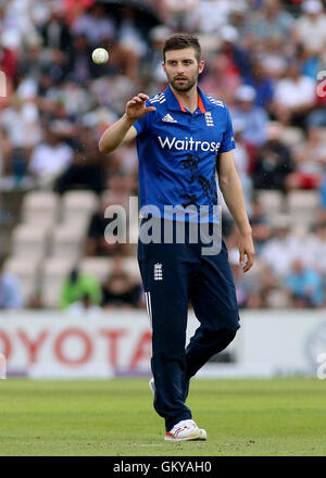 Ageas Schüssel, Southampton, UK. 24. August 2016. 1. royal London eintägigen internationalen Cricket. England gegen Pakistan. Mark Wood von England bereitet Credit Schüssel: Action Plus Sport/Alamy Live News Stockfoto