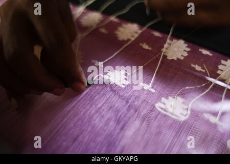 In der Nähe von Dhaka, Bangladesh. 24. August 2016. Handwebstuhl Weber webt Jamdani Saree auf einem traditionellen hölzernen Hand Webstuhl in Tarabo, in der Nähe von Dhaka, Bangladesh, 24. August 2016. Jamdani ist eines der feinsten Musselin Textilien von Bengalen, im Bezirk von Dhaka, Bangladesch seit Jahrhunderten hergestellt. Die historische Produktion von Jamdani wurde durch kaiserliche Optionsscheine der Mughal Kaiser bevormundet. Unter britischen Kolonialismus Bengali Jamdani und Musselin Branchen schnell sank aufgrund der kolonialen Import Richtlinien Begünstigung industriell hergestellt Textilien. In den letzten Jahren hat die Produktion von Jamdani witne Stockfoto