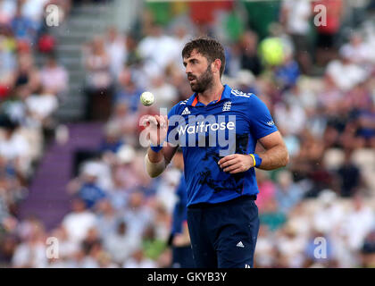 Ageas Schüssel, Southampton, UK. 24. August 2016. 1. royal London eintägigen internationalen Cricket. England gegen Pakistan. Englands Liam Plunkett bereitet Credit Schüssel: Action Plus Sport/Alamy Live News Stockfoto