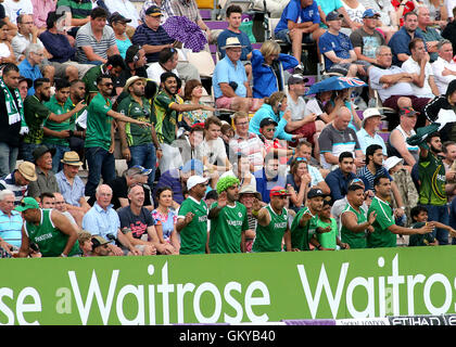 Ageas Schüssel, Southampton, UK. 24. August 2016. 1. royal London eintägigen internationalen Cricket. England gegen Pakistan. Pakistan-Fans signalisieren eine vier Credit: Action Plus Sport/Alamy Live News Stockfoto