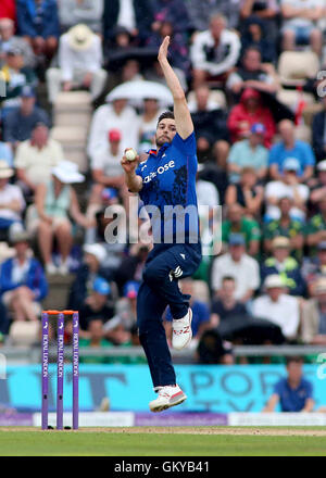 Ageas Schüssel, Southampton, UK. 24. August 2016. 1. royal London eintägigen internationalen Cricket. England gegen Pakistan. Mark Wood von England Schalen Credit: Action Plus Sport/Alamy Live News Stockfoto