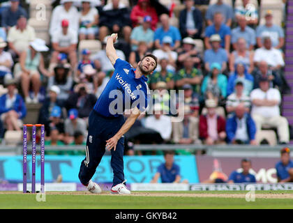 Ageas Schüssel, Southampton, UK. 24. August 2016. 1. royal London eintägigen internationalen Cricket. England gegen Pakistan. Mark Wood von England Schalen Credit: Action Plus Sport/Alamy Live News Stockfoto