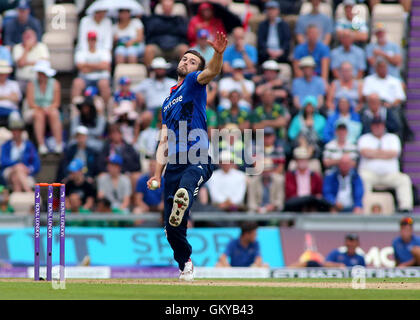 Ageas Schüssel, Southampton, UK. 24. August 2016. 1. royal London eintägigen internationalen Cricket. England gegen Pakistan. Mark Wood von England Schalen Credit: Action Plus Sport/Alamy Live News Stockfoto