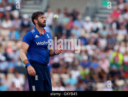 Ageas Schüssel, Southampton, UK. 24. August 2016. 1. royal London eintägigen internationalen Cricket. England gegen Pakistan. Englands Liam Plunkett bereitet Credit Schüssel: Action Plus Sport/Alamy Live News Stockfoto