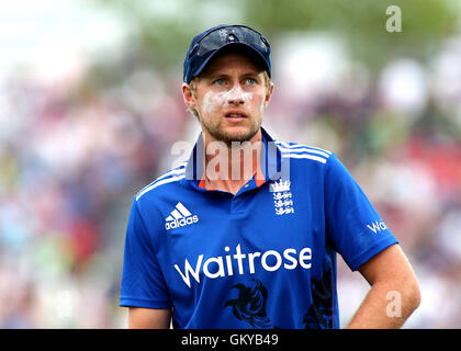 Ageas Schüssel, Southampton, UK. 24. August 2016. 1. royal London eintägigen internationalen Cricket. England gegen Pakistan. Englands Joe Root verlässt das Feld am Ende des Pakistan Innings Credit: Action Plus Sport/Alamy Live News Stockfoto