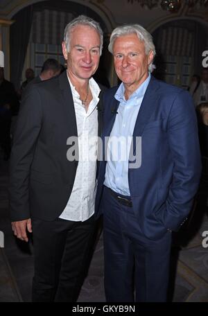 New York, NY, USA. 24. August 2016. John McEnroe, Bjorn Borg im Ankunftsbereich für Laver Cup Tennis Team-Event, St. Regis Hotel, New York, NY 24. August 2016. Bildnachweis: Derek Sturm/Everett Collection/Alamy Live-Nachrichten Stockfoto