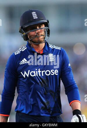 Ageas Schüssel, Southampton, UK. 24. August 2016. 1. royal London eintägigen internationalen Cricket. England gegen Pakistan. Englands Jason Roy kümmert sich niedergeschlagen von Pakistans Babar Azan, rollte durch Mohammad Nawaz Credit gefangen: Action Plus Sport/Alamy Live News Stockfoto