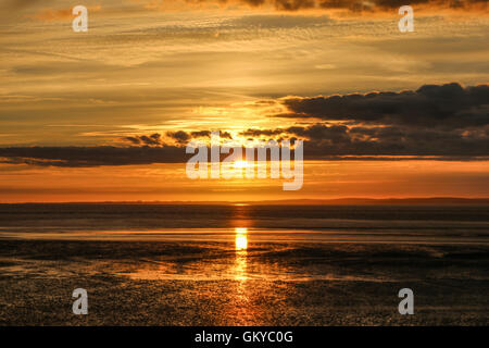 Sandylands Promenade, Heysham, Lancashire, UK. 24. August 2016. UK-Wetter: Die Sonnenuntergänge über Morecambe Bucht hinter den Süden Lakelalnd Fells Kredit: David Billinge/Alamy Live News Stockfoto