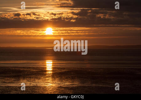 Sandylands Promenade, Heysham, Lancashire, UK. 24. August 2016. UK-Wetter: Die Sonnenuntergänge über Morecambe Bucht hinter den Süden Lakelalnd Fells Kredit: David Billinge/Alamy Live News Stockfoto