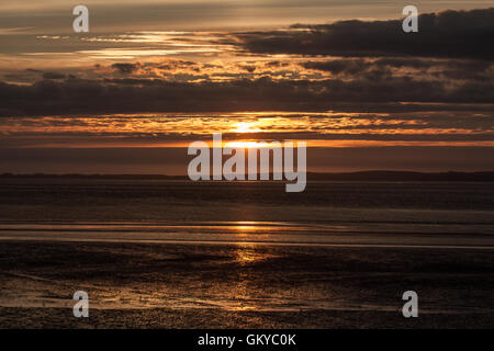 Sandylands Promenade, Heysham, Lancashire, UK. 24. August 2016. UK-Wetter: Die Sonnenuntergänge über Morecambe Bucht hinter den Süden Lakelalnd Fells Kredit: David Billinge/Alamy Live News Stockfoto