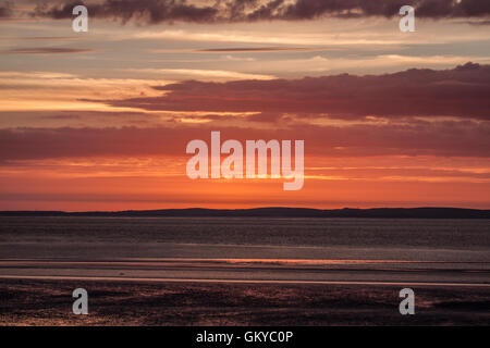 Sandylands Promenade, Heysham, Lancashire, UK. 24. August 2016. UK-Wetter: Die Sonnenuntergänge über Morecambe Bucht hinter den Süden Lakelalnd Fells Kredit: David Billinge/Alamy Live News Stockfoto