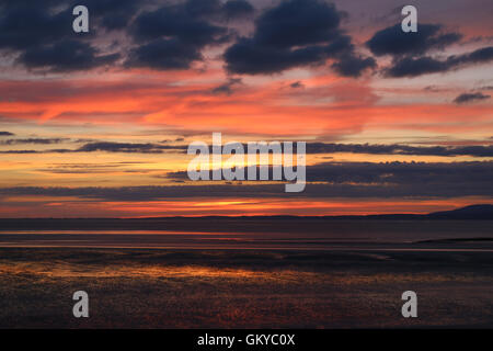 Sandylands Promenade, Heysham, Lancashire, UK. 24. August 2016. UK-Wetter: Die Sonnenuntergänge über Morecambe Bucht hinter den Süden Lakelalnd Fells Kredit: David Billinge/Alamy Live News Stockfoto