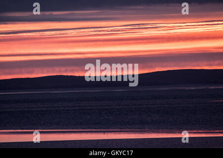 Sandylands Promenade, Heysham, Lancashire, UK. 24. August 2016. UK-Wetter: Die Sonnenuntergänge über Morecambe Bucht hinter den Süden Lakelalnd Fells Kredit: David Billinge/Alamy Live News Stockfoto